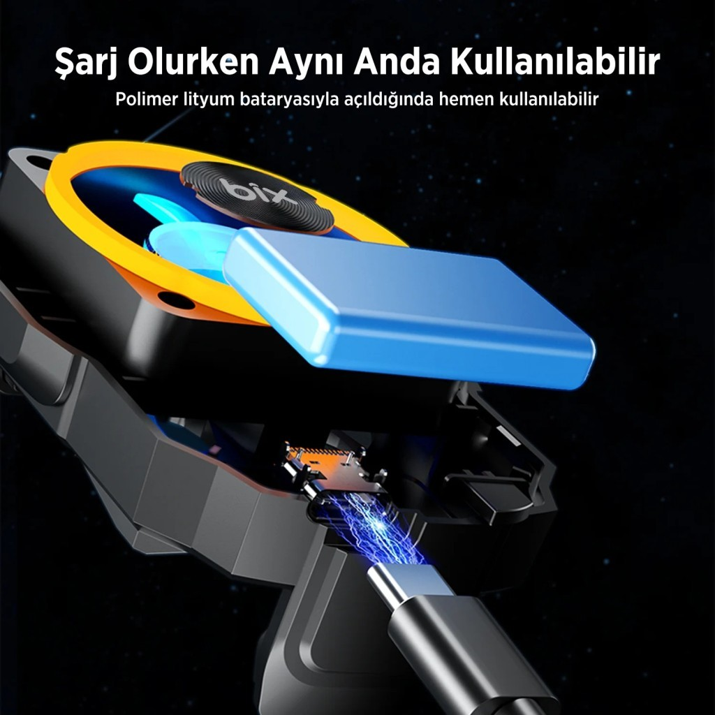 Mavi elektrik kıvılcımlı siyah bir kablo, açık bir elektronik cihaza bağlanıyor.