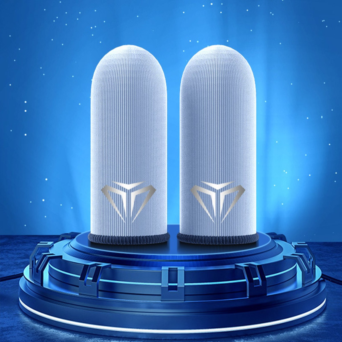 Due filtri cilindrici bianchi con logo a diamante su una piattaforma blu futuristica.
