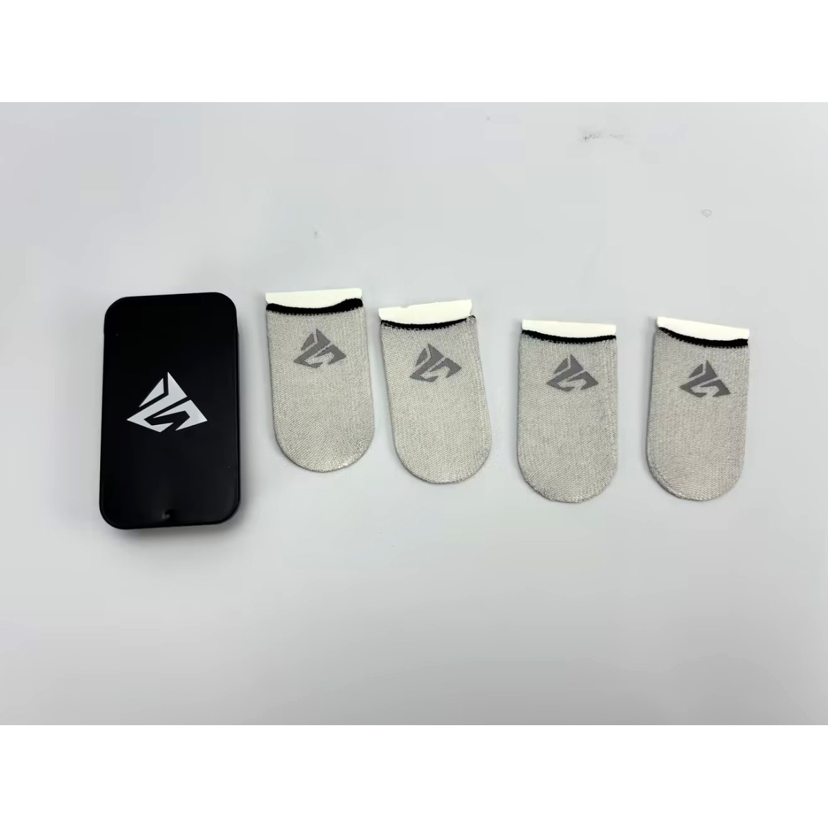 Una custodia nera con logo e quattro copridita grigi con logo su sfondo grigio.