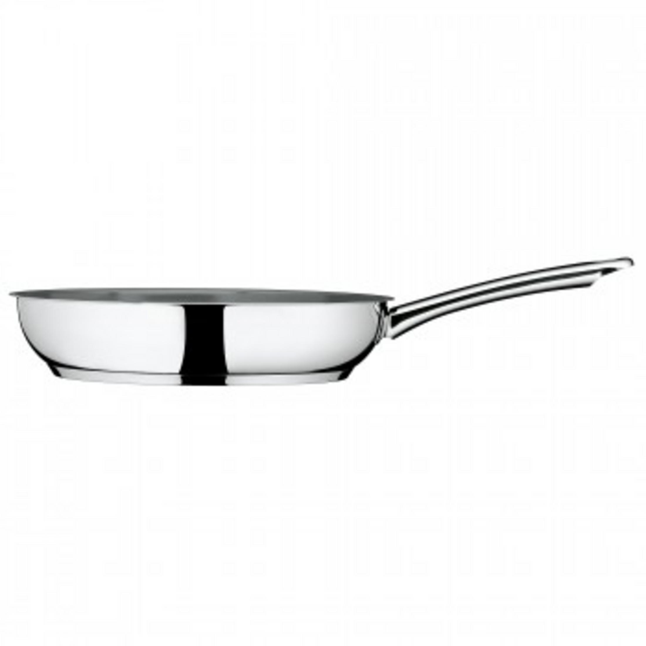 Una padella in acciaio inox lucida con manico lungo su sfondo bianco.