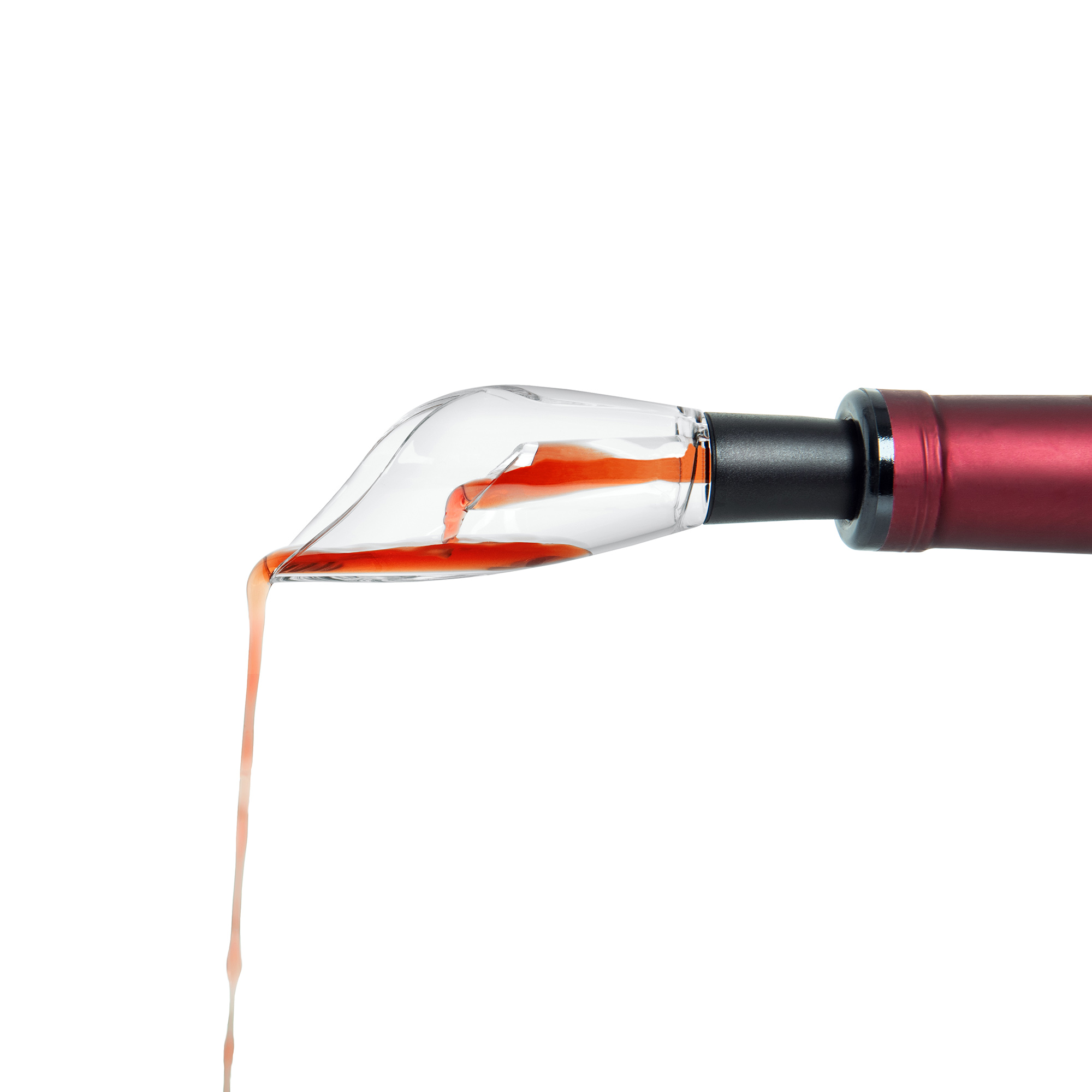 Ein roter Wein fließt durch einen Dekantierer aus einem roten Flaschenhals.