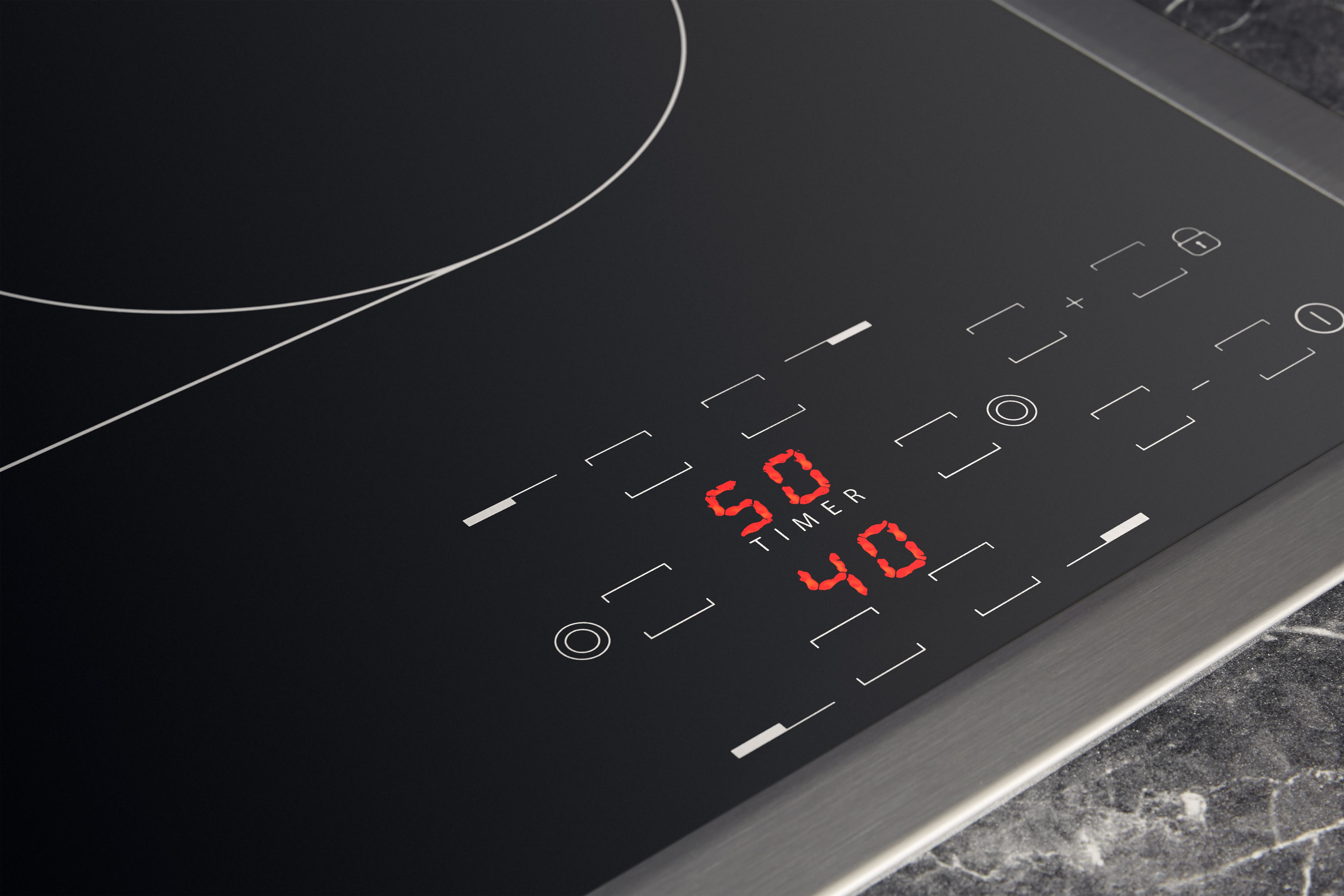 Piano cottura a induzione nero con display digitali rossi del timer (50 e 40).