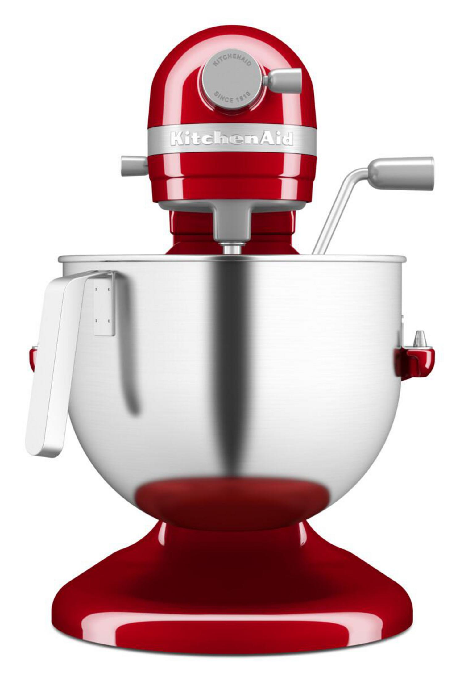 Eine rote KitchenAid Küchenmaschine mit silberner Schüssel und Schneebesen.