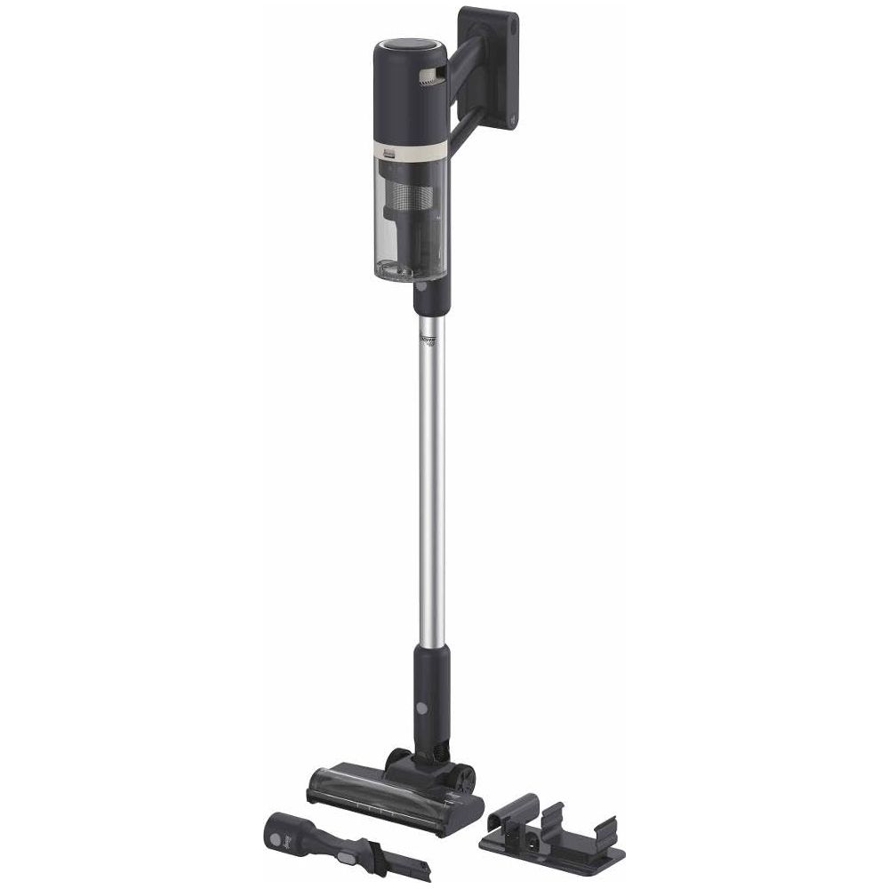 Un aspirateur sans fil noir avec tube argenté et accessoires sur fond blanc.