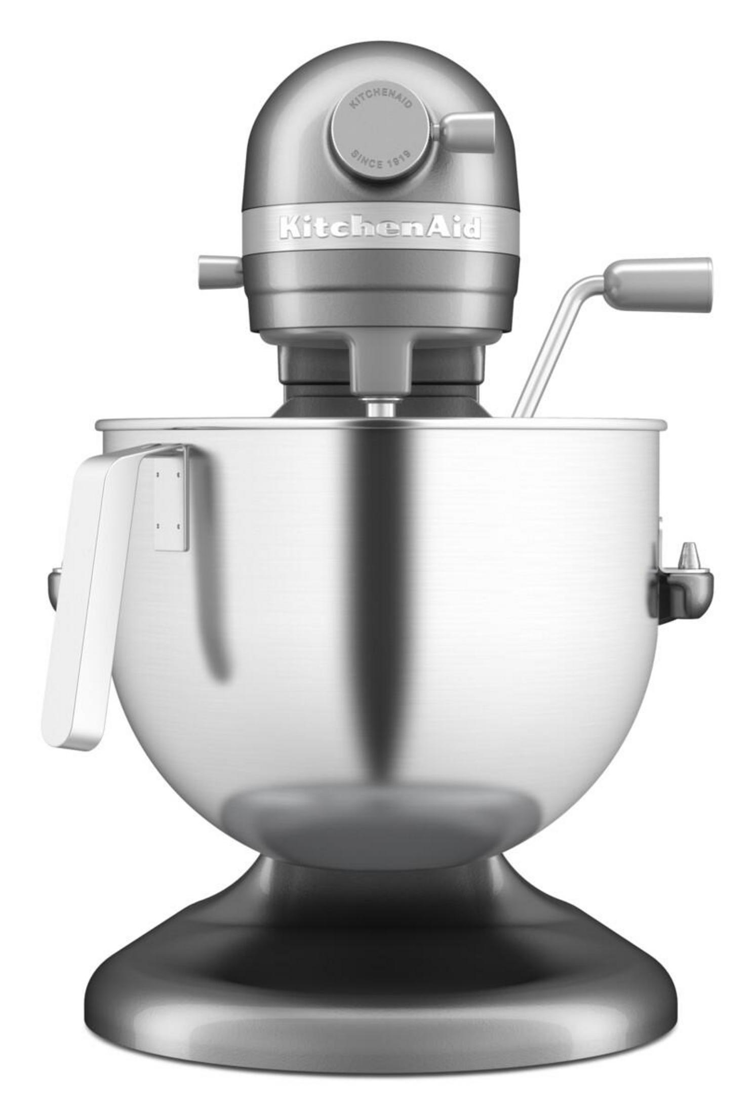 Ein silberner KitchenAid-Standmixer mit Edelstahlschüssel und Zubehör.