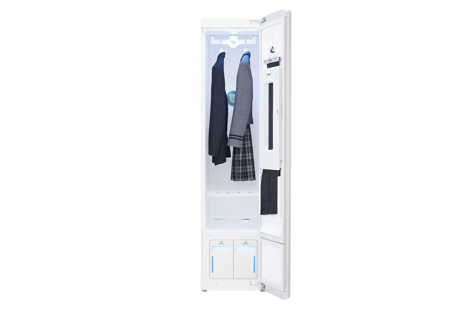 Ein weißer Kleiderschrank mit Kleidung, der offen ist. Dunkle Jacke, karierter Rock.