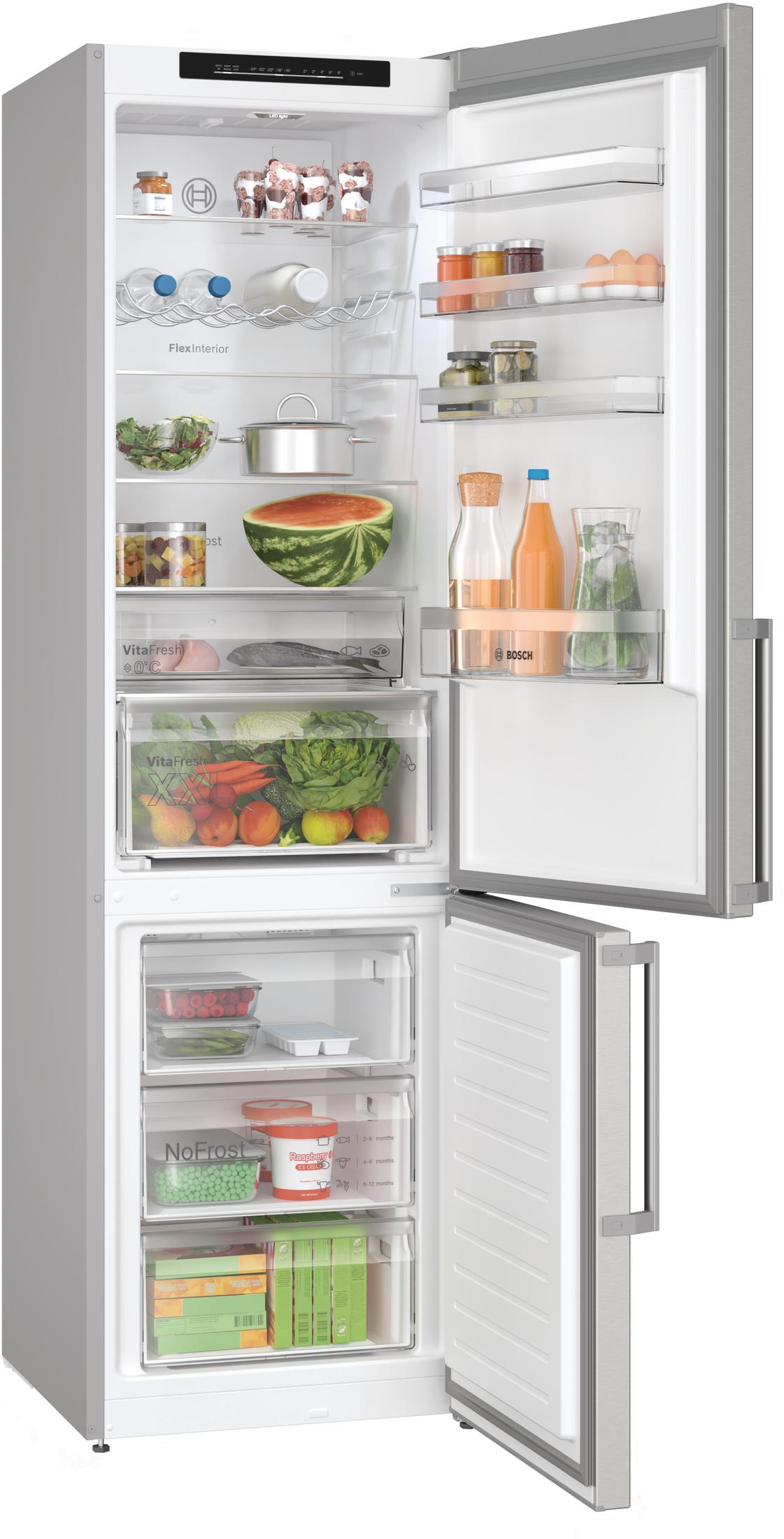 Offener Kühlschrank mit Regalen voller Lebensmittel: Obst, Gemüse, Eier, Getränke und Behälter.