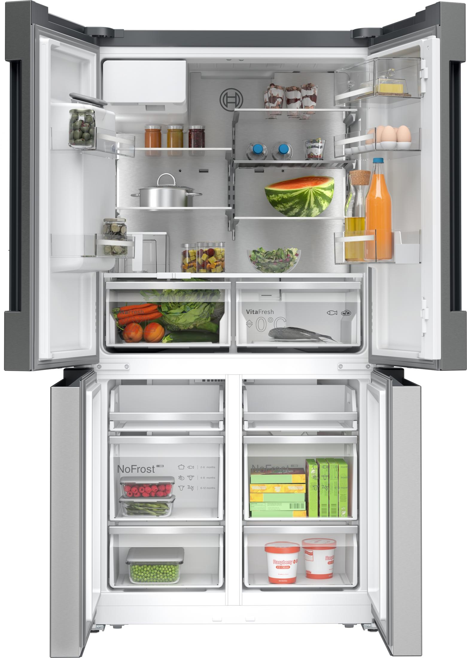 Un refrigerador abierto surtido con alimentos como frutas, verduras, botellas de agua, huevos y helado.