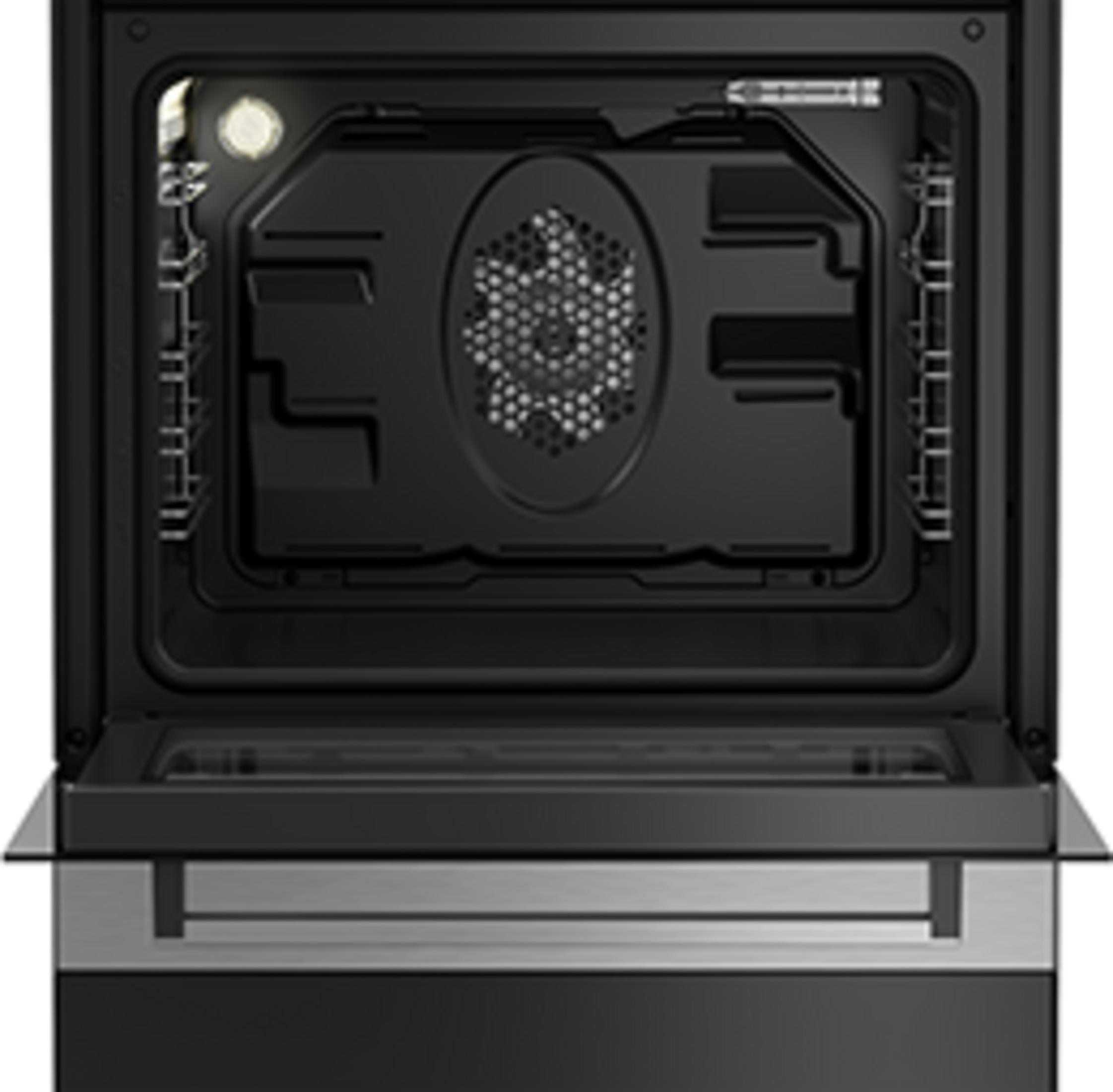 Un forno da incasso nero aperto con interno illuminato e griglia del ventilatore.