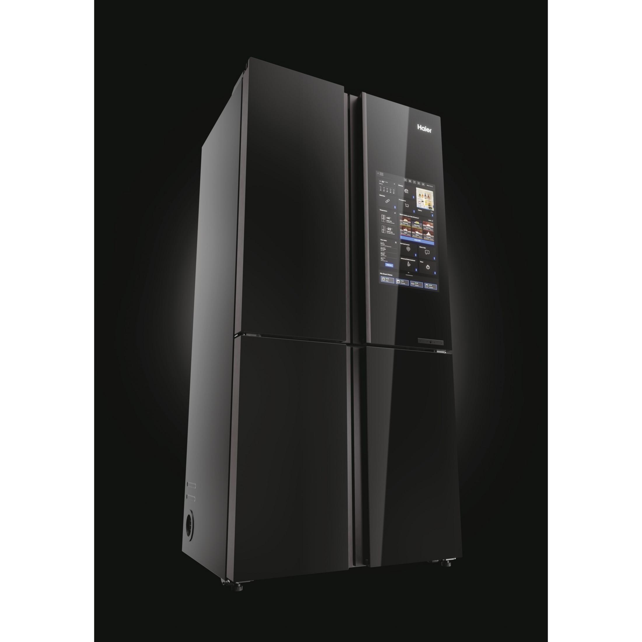Refrigerador negro con pantalla táctil y logo Haier, sobre fondo negro.