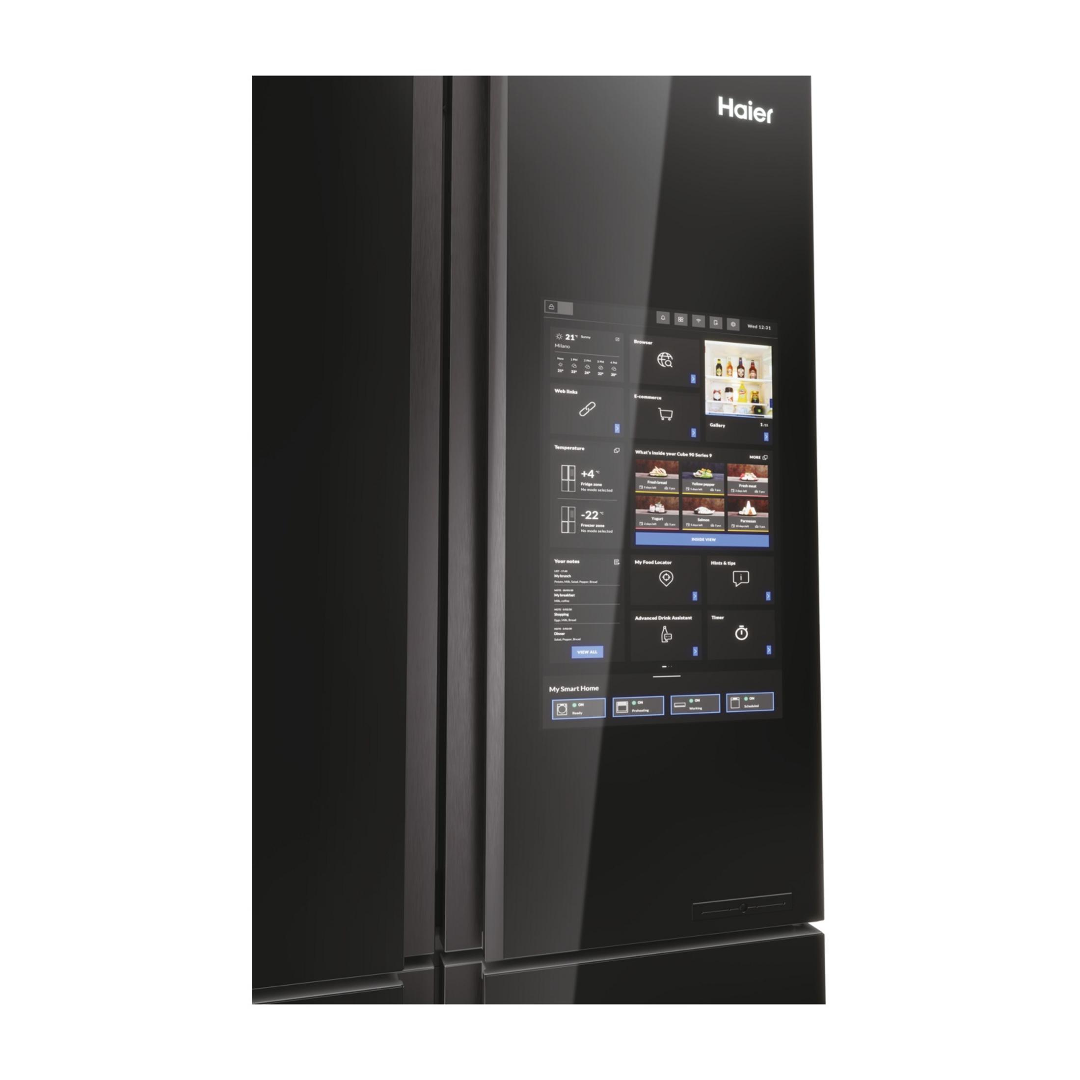 Un refrigerador Haier negro con pantalla táctil muestra el tiempo, la temperatura y opciones de compra.