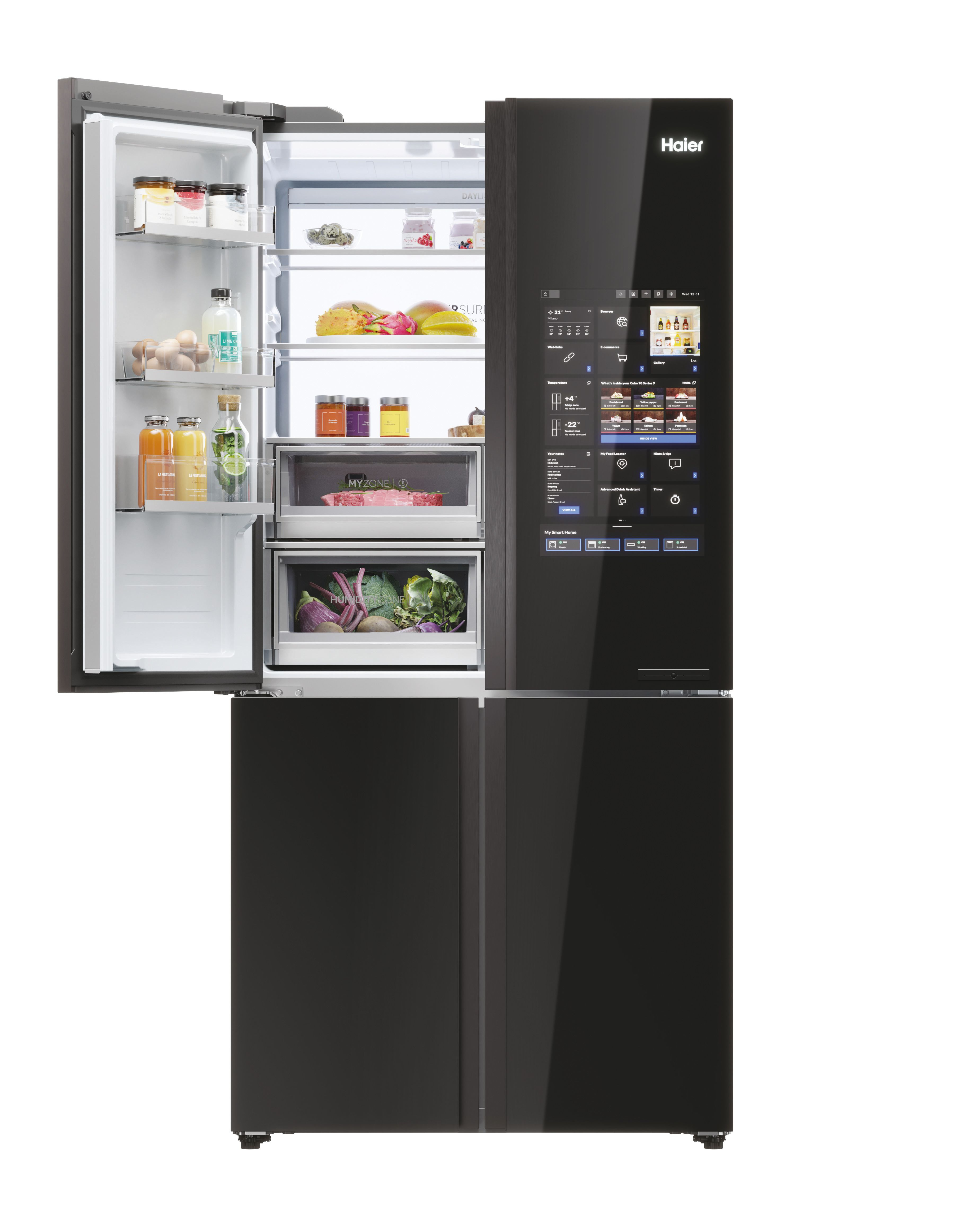 Un refrigerador Haier negro con compartimento abierto y pantalla táctil.