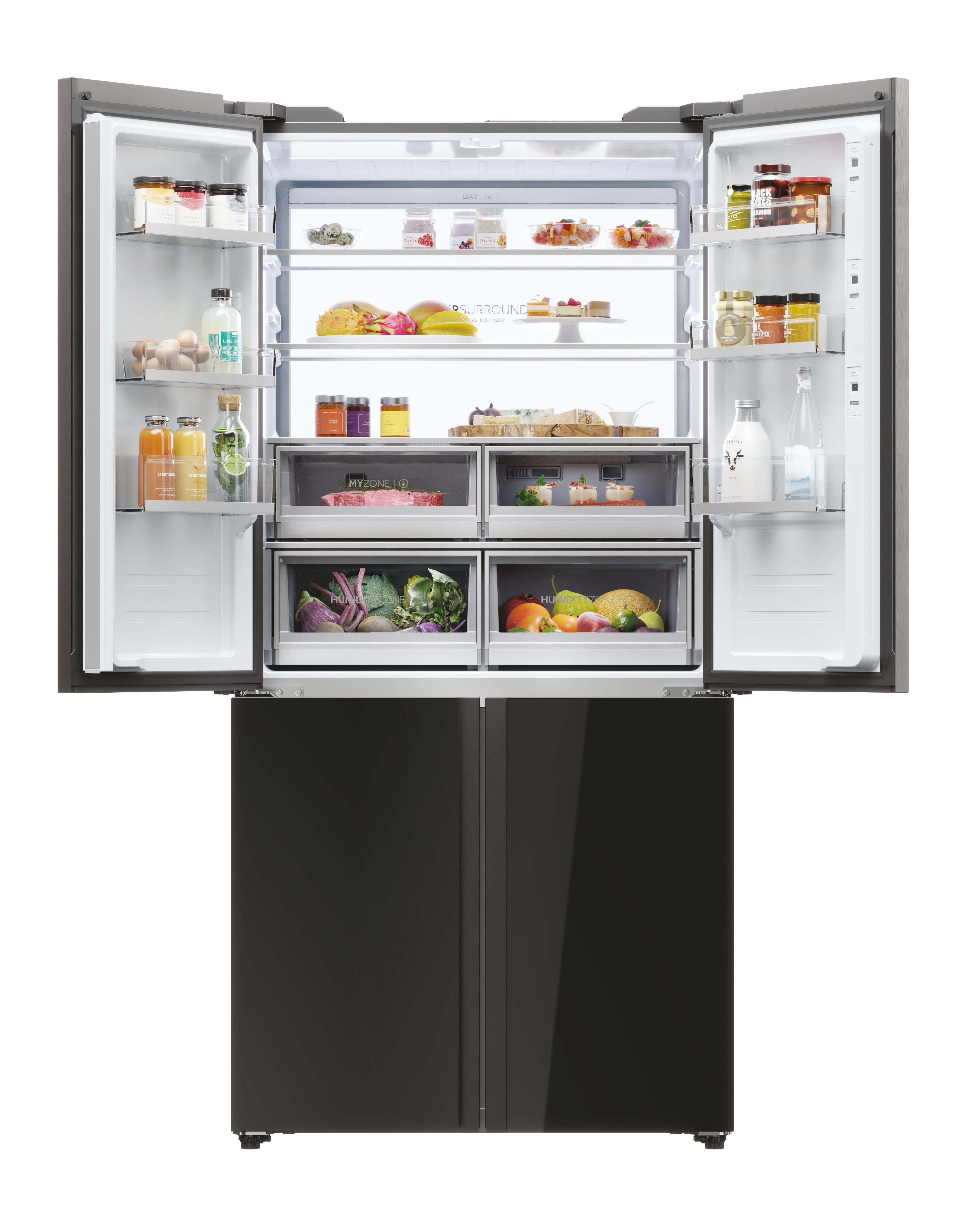 Refrigerador abierto lleno de comida: frutas, verduras, carne, queso, bebidas y frascos.