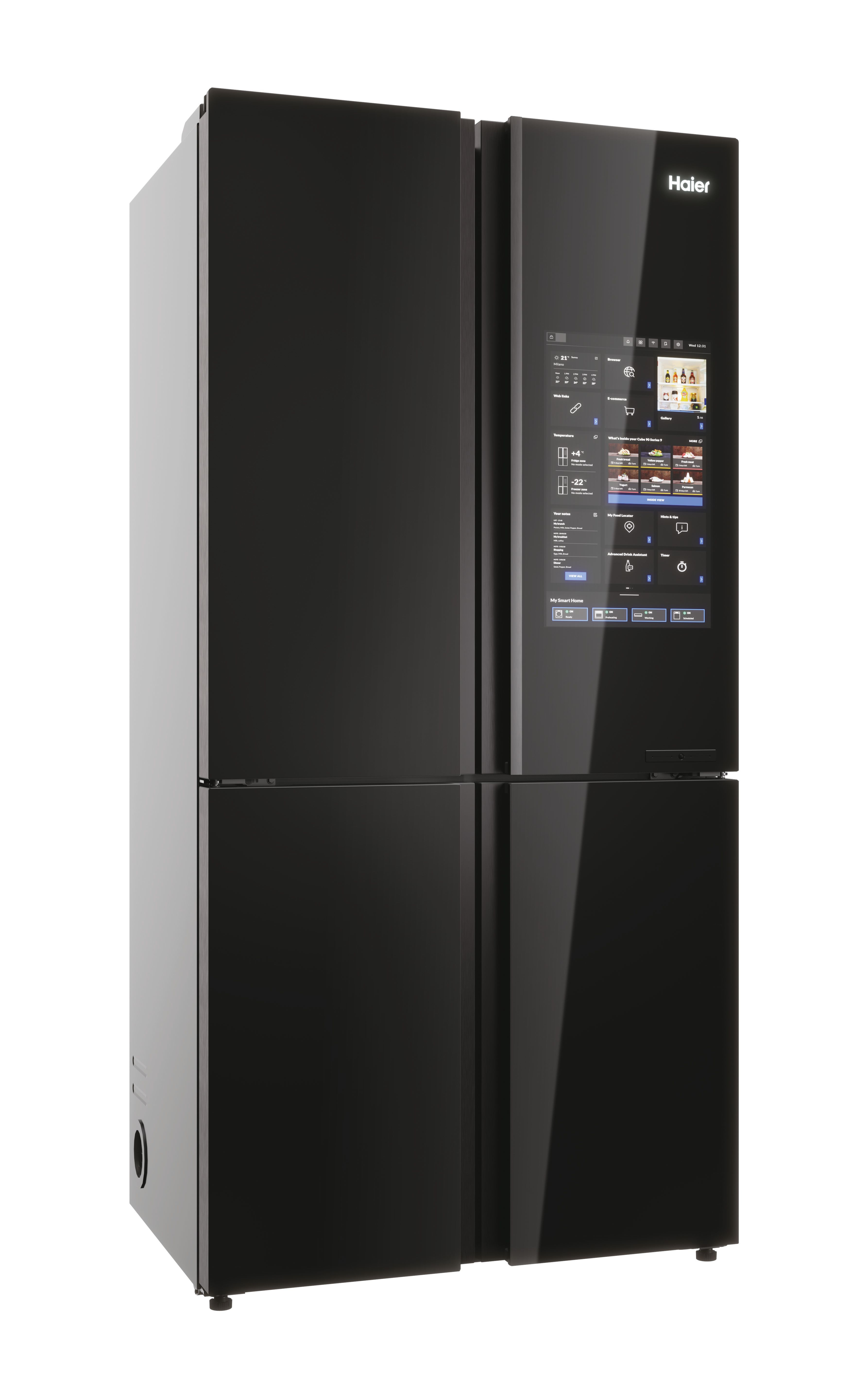 Un refrigerador Haier negro con pantalla táctil que muestra el clima y alimentos.