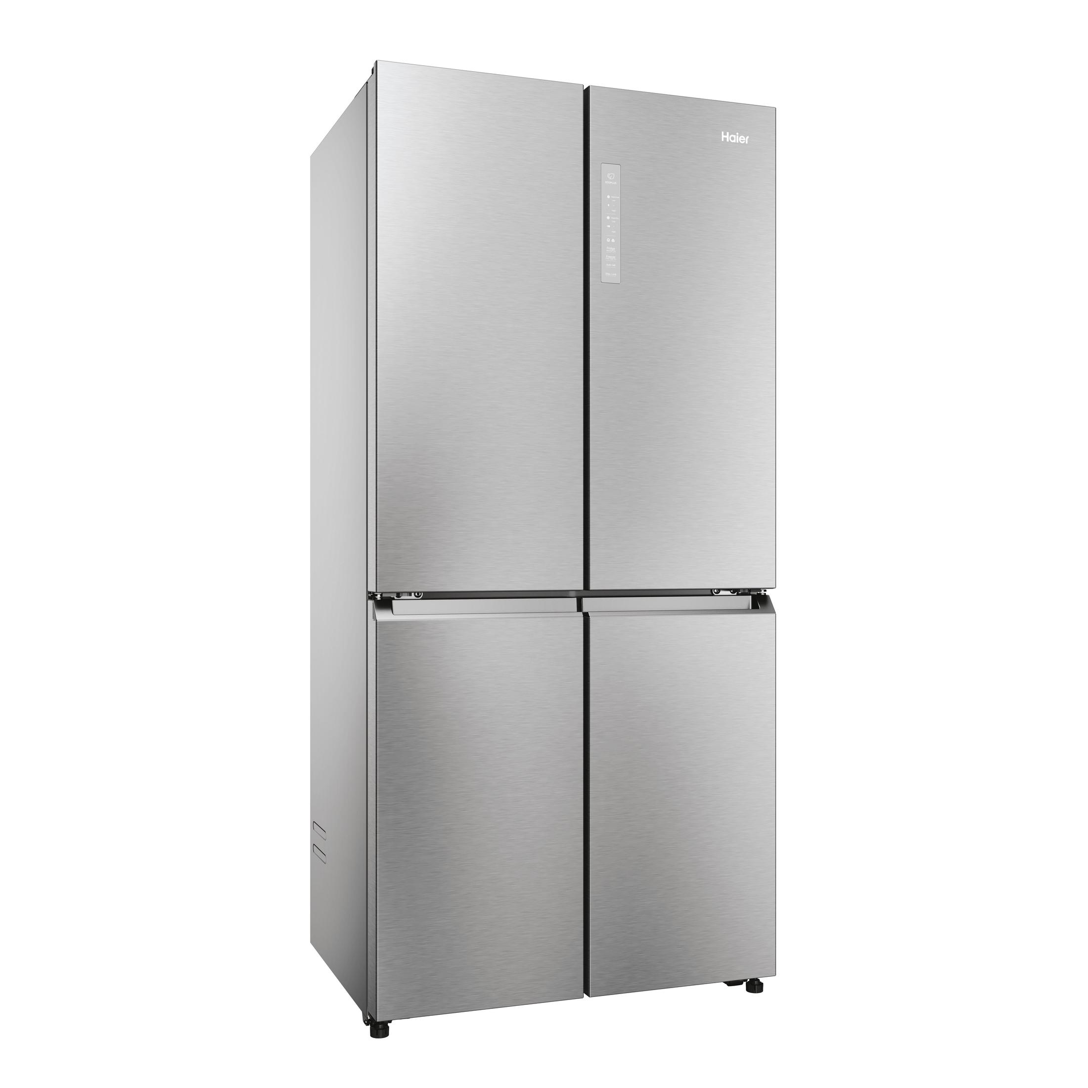 Un refrigerador plateado Haier de cuatro puertas, mostrado de frente sobre fondo blanco.