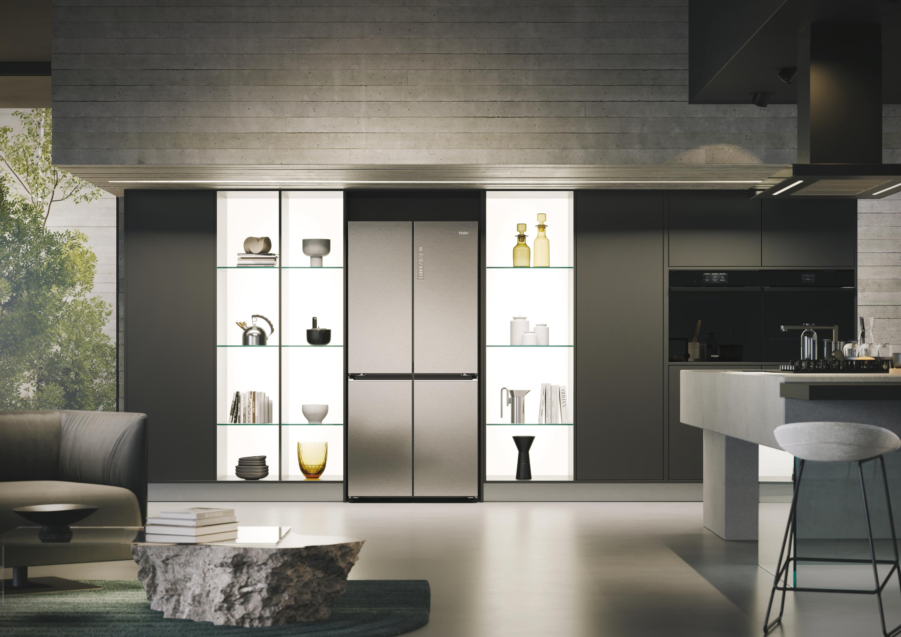Cocina moderna con frigorífico de acero inoxidable, estantes de cristal y asientos en isla.