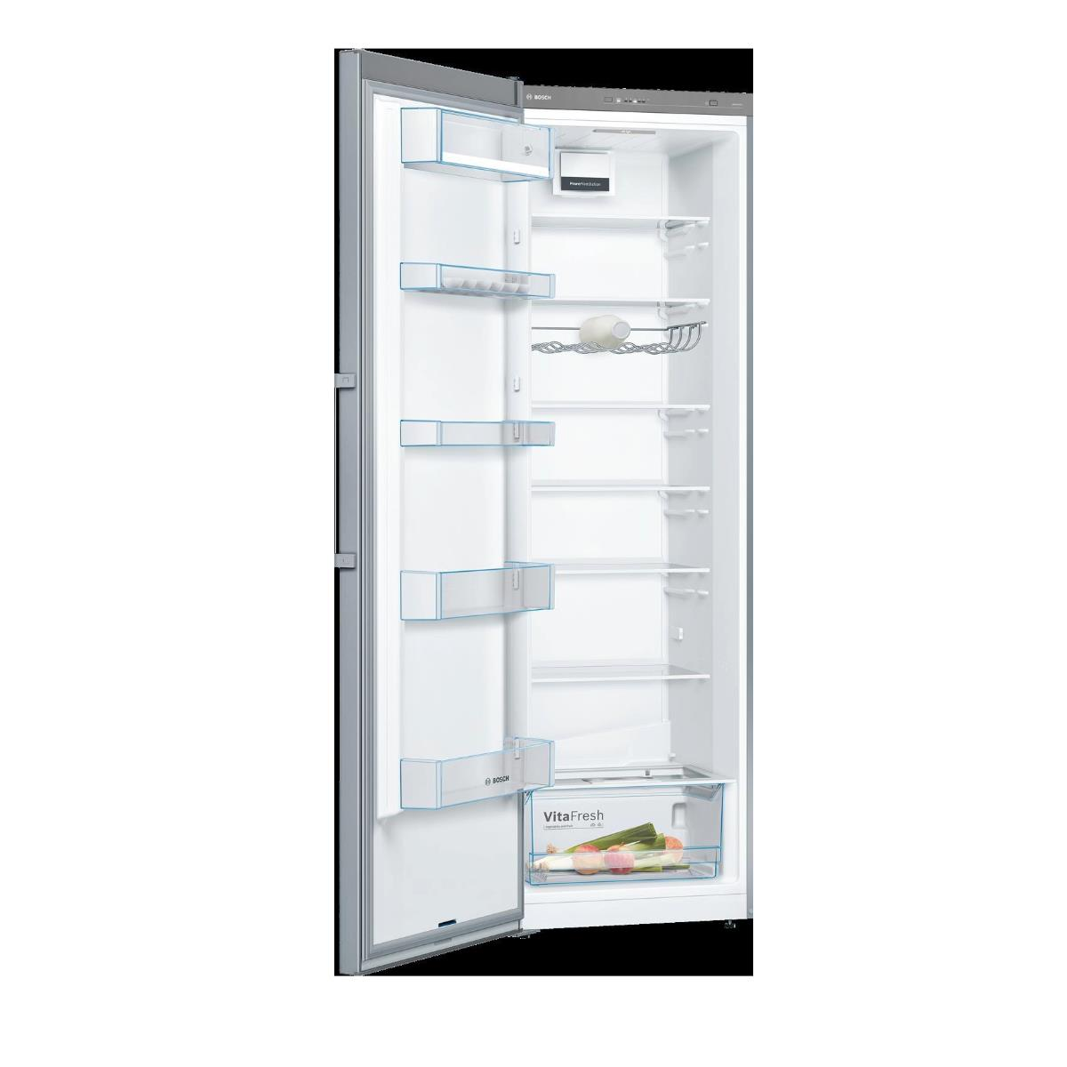 Ein offener Kühlschrank mit mehreren Regalen und einer Gemüseschublade unten.