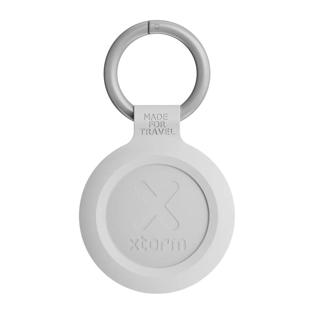 Un tracker bianco con anello argentato e testo 'MADE FOR TRAVEL'.