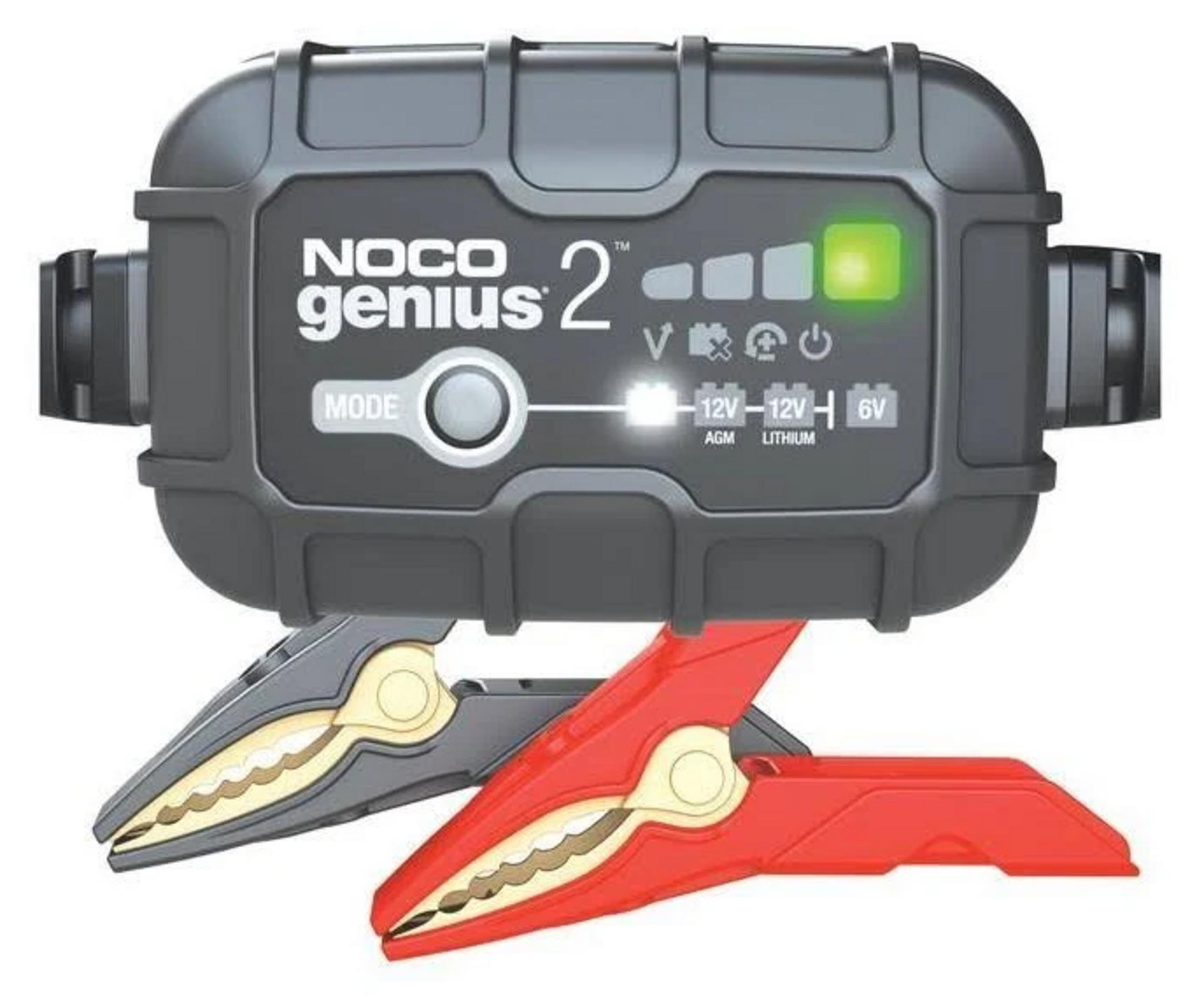 NOCO Genius 2 Ladegerät mit roten und grauen Klemmen, grüne Ladelampe.