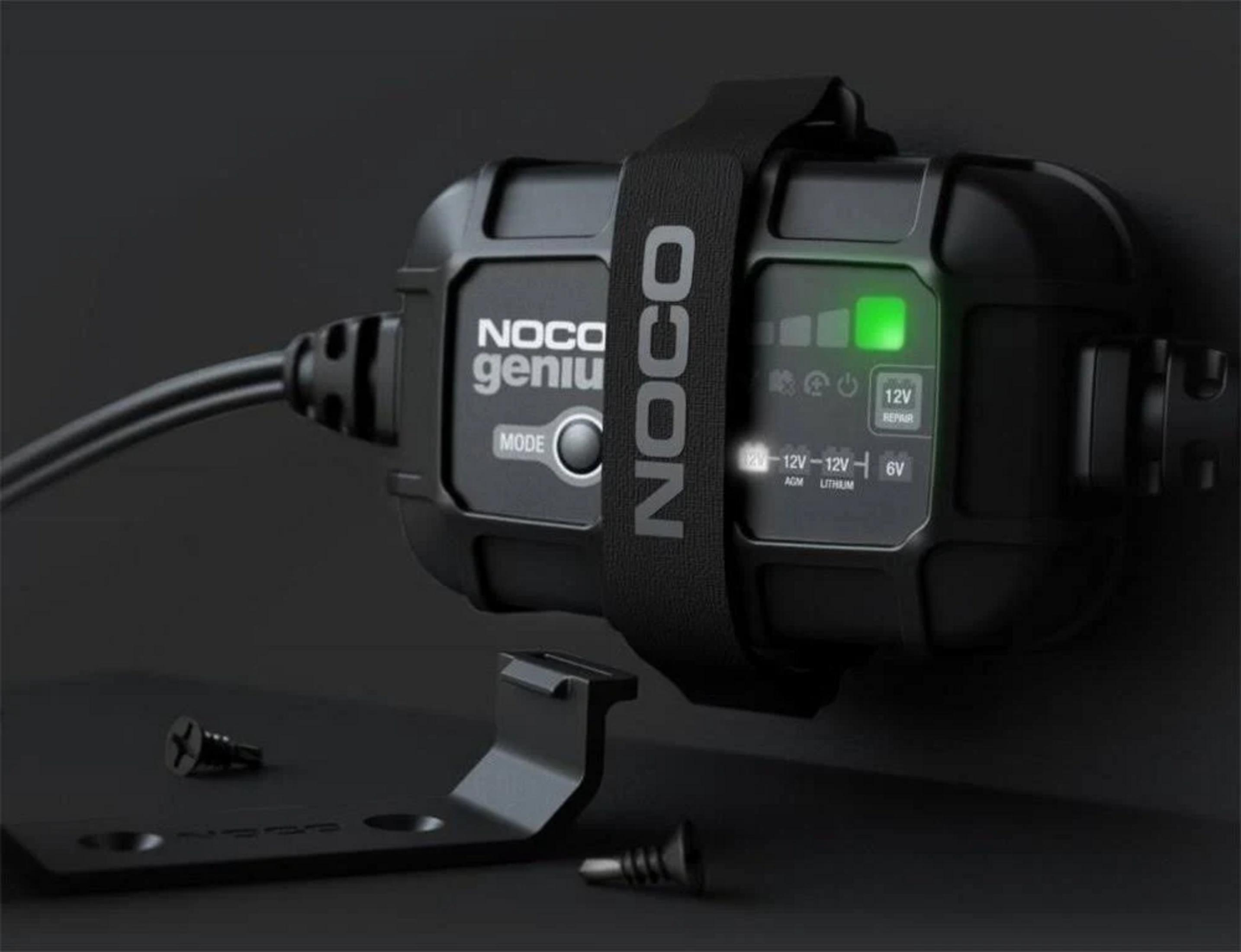 Schwarzes NOCO Genius Ladegerät mit grünem Licht und Ladeanzeige.