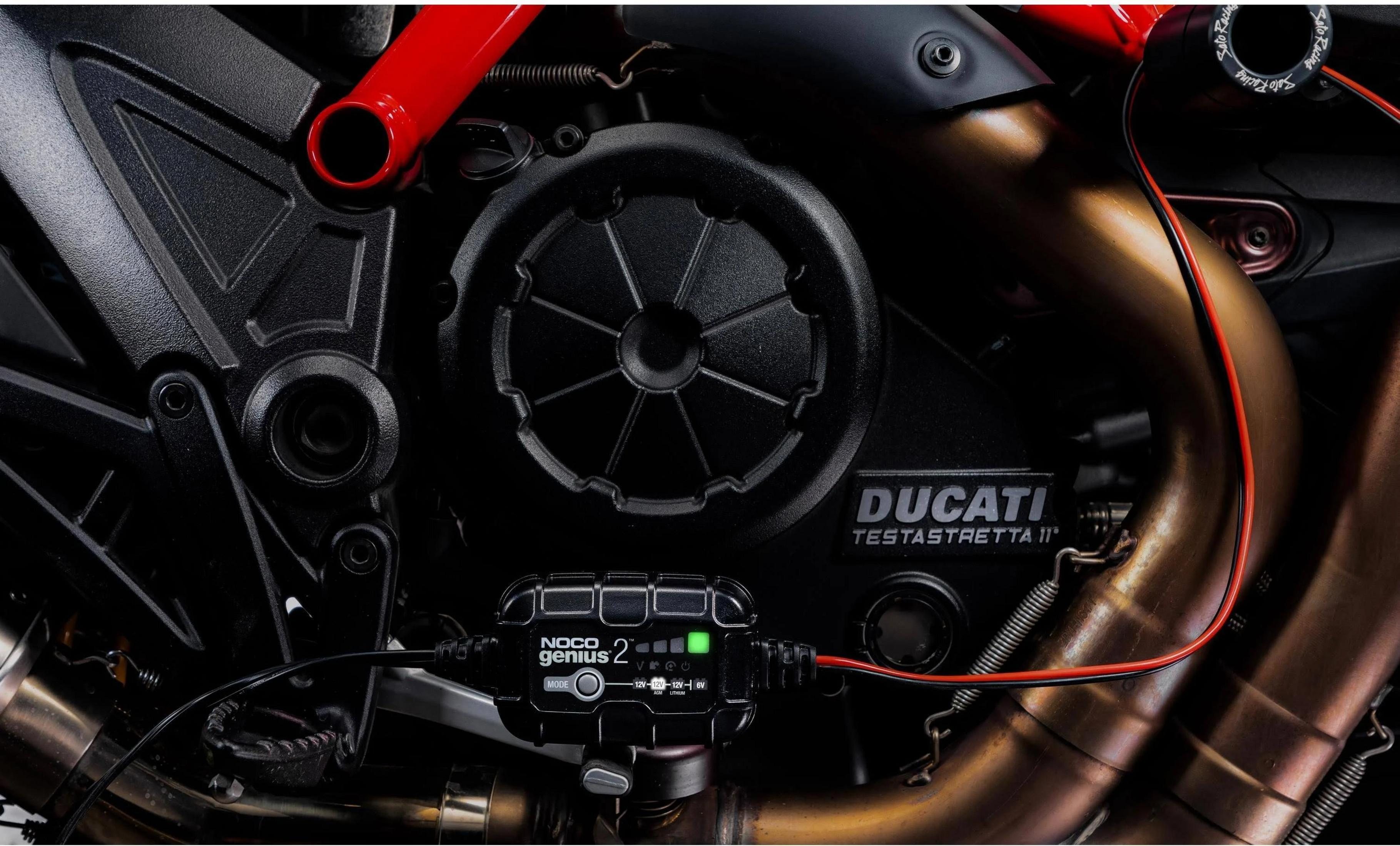 Ein Noco Genius 2 Lader ist an einem Ducati Motorrad angeschlossen.