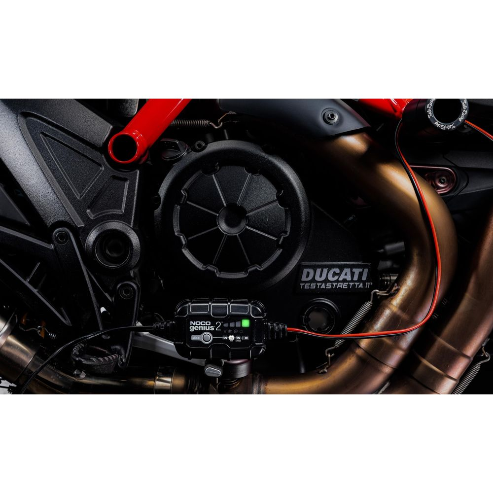 Motor eines Ducati mit Ladeerhaltungsgerät. Rote und kupferfarbene Kabel.