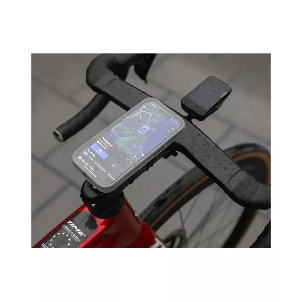 Ein Smartphone mit Navigations-App ist an einem Rennradlenker befestigt.