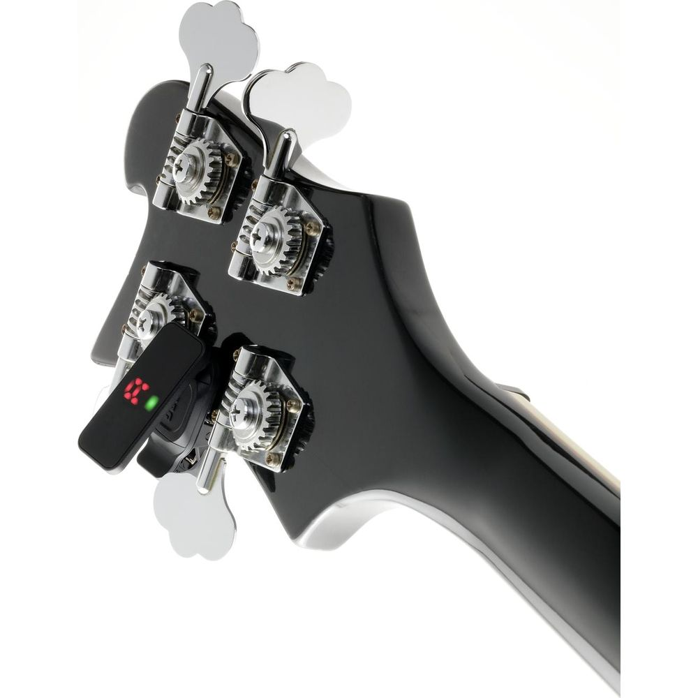 Ein schwarzer Gitarrenhals mit silbernen Stimmwirbeln und einem Stimmgerät.