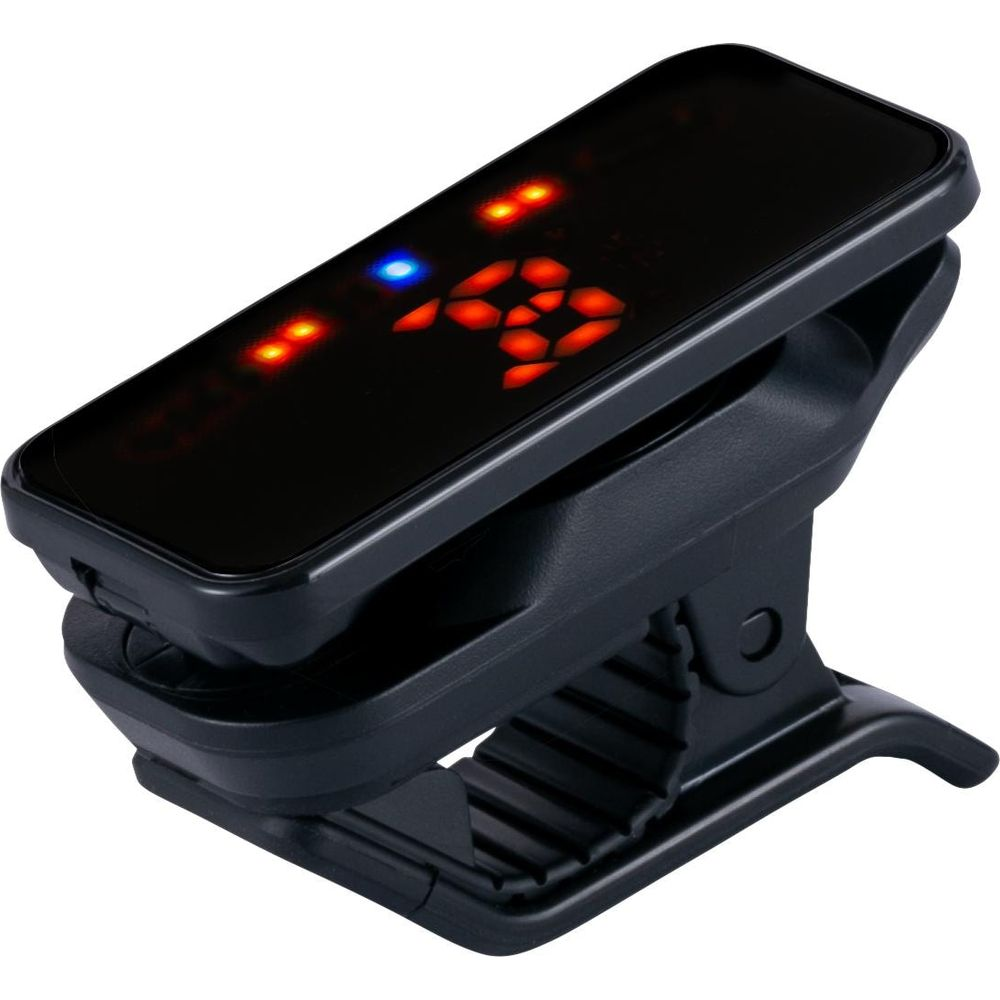 Ein schwarzer Clip-Tuner mit rotem und blauem Display. Zeigt Zahlen und Lichter.