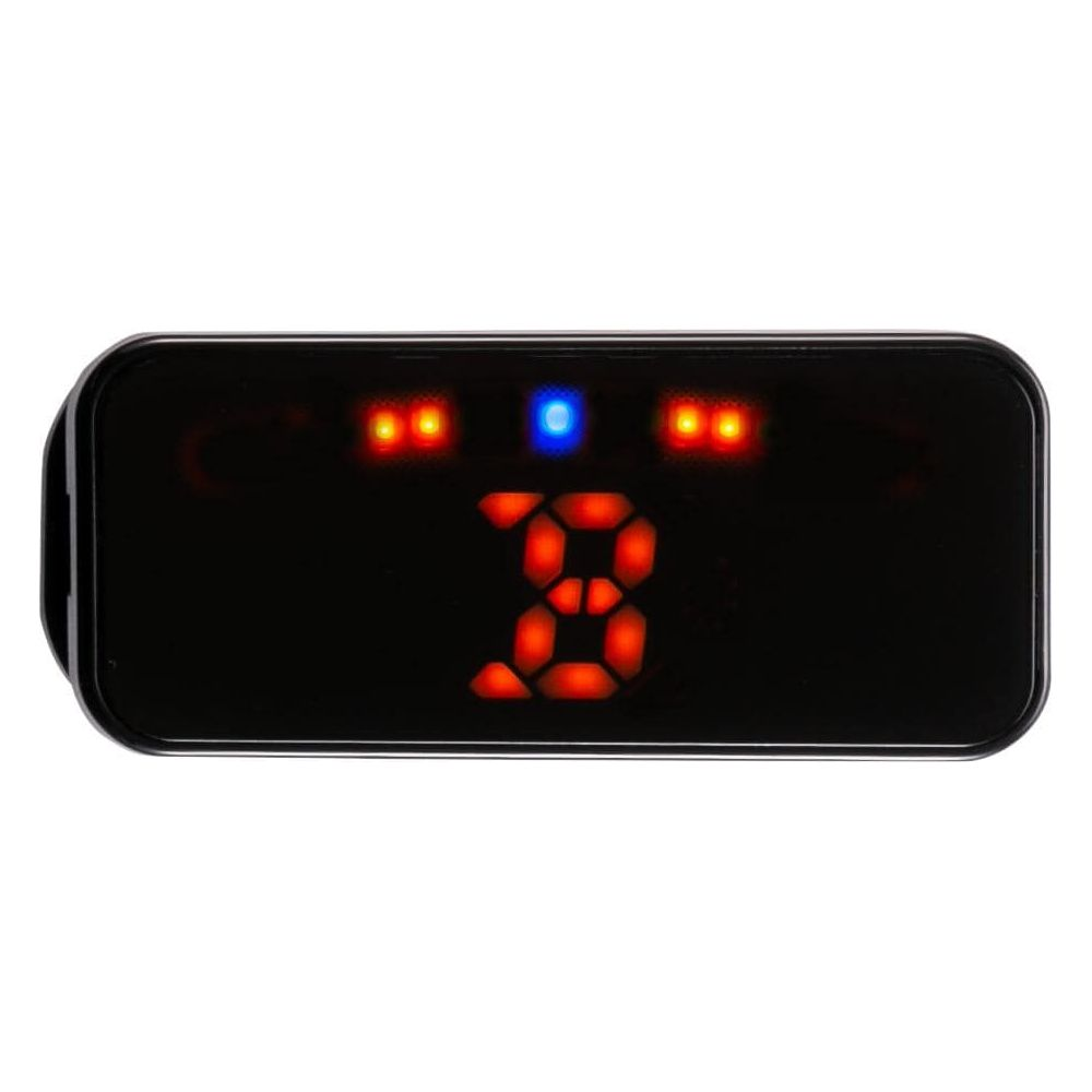 Ein digitales Display zeigt die Zahl 8 in Orange und zwei orangefarbene Lichter.
