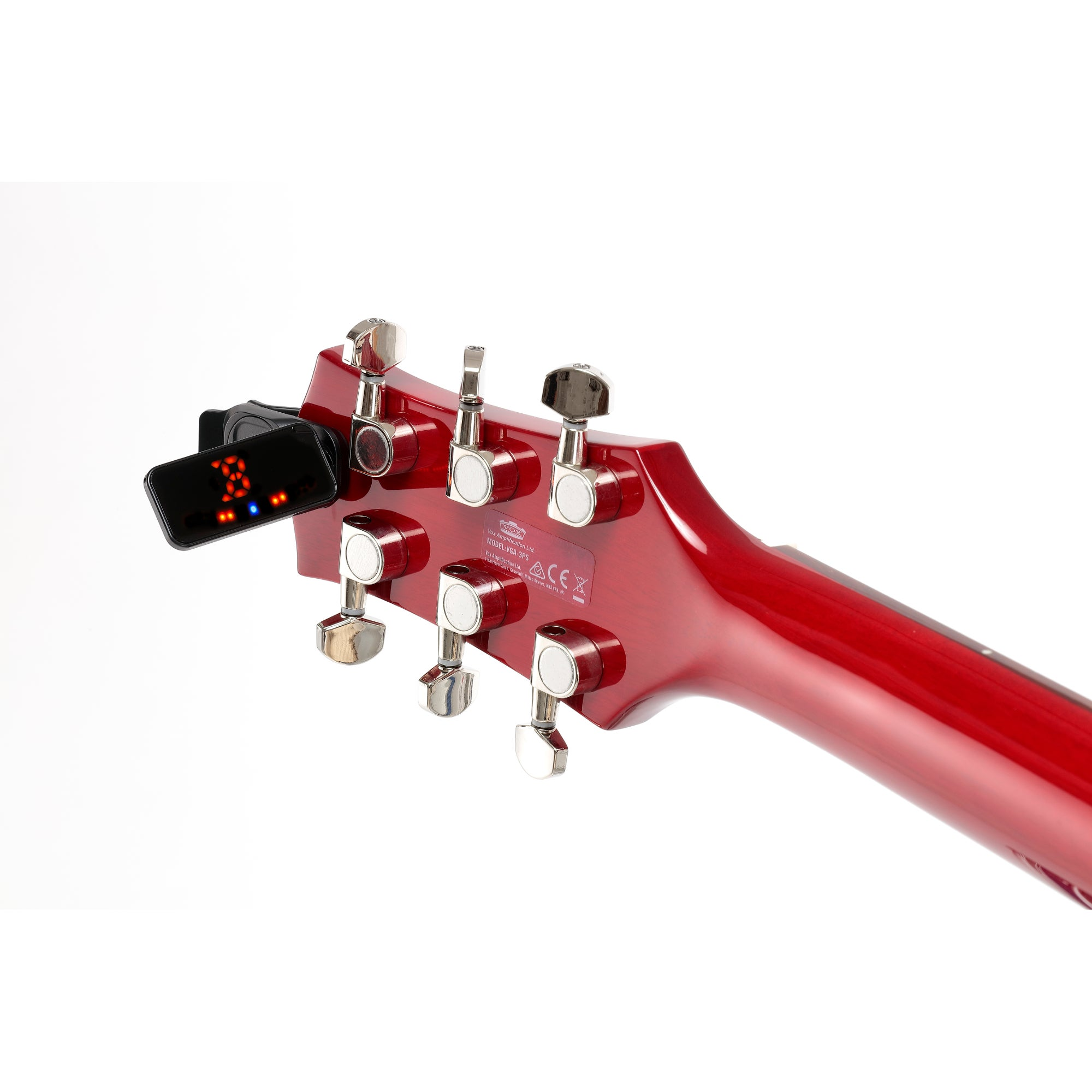 Ein roter Gitarrenhals mit Stimmgerät und silbernen Stimmschlüsseln auf weißem Hintergrund.