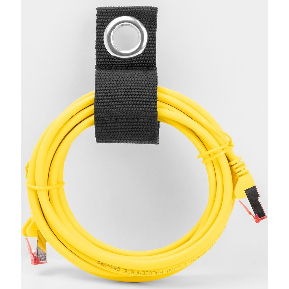 Ein gelbes Ethernet-Kabel ist mit einer schwarzen Schlaufe an einem weißen Hintergrund befestigt.