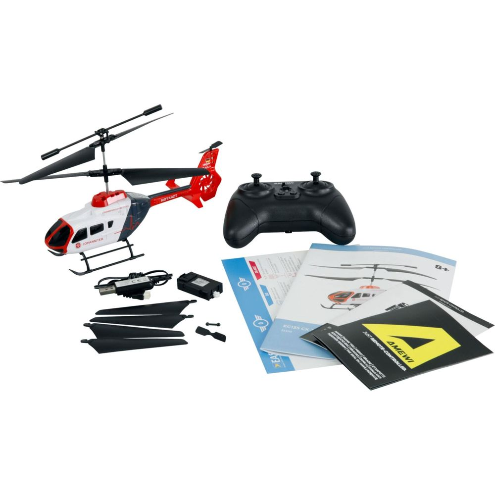 RC-Helikopter, Fernbedienung, Akku, Ladegerät und Ersatzrotoren auf Weiß.
