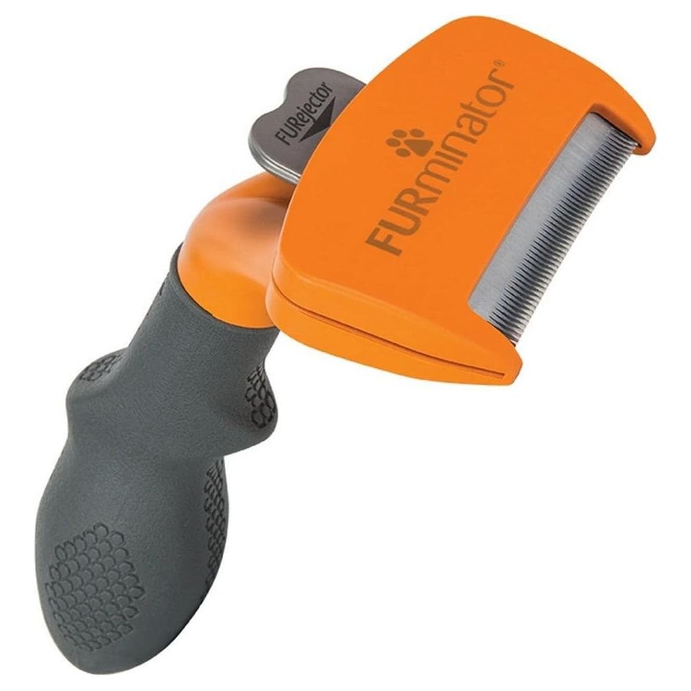 Ein orangefarbener Furminator-Tierpflegekamm mit grauem Griff und silbernem Knopf.