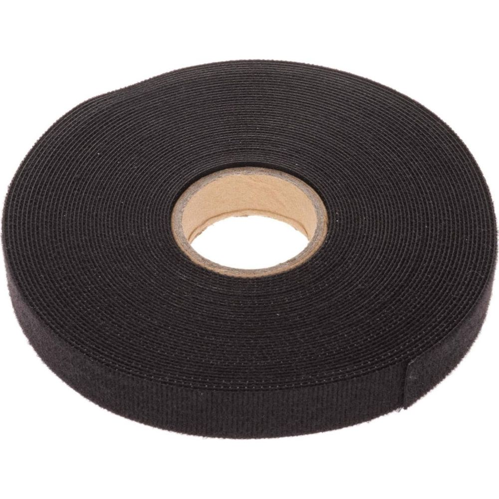 Schwarzes Klettband auf einer Papprolle, auf weißem Hintergrund.