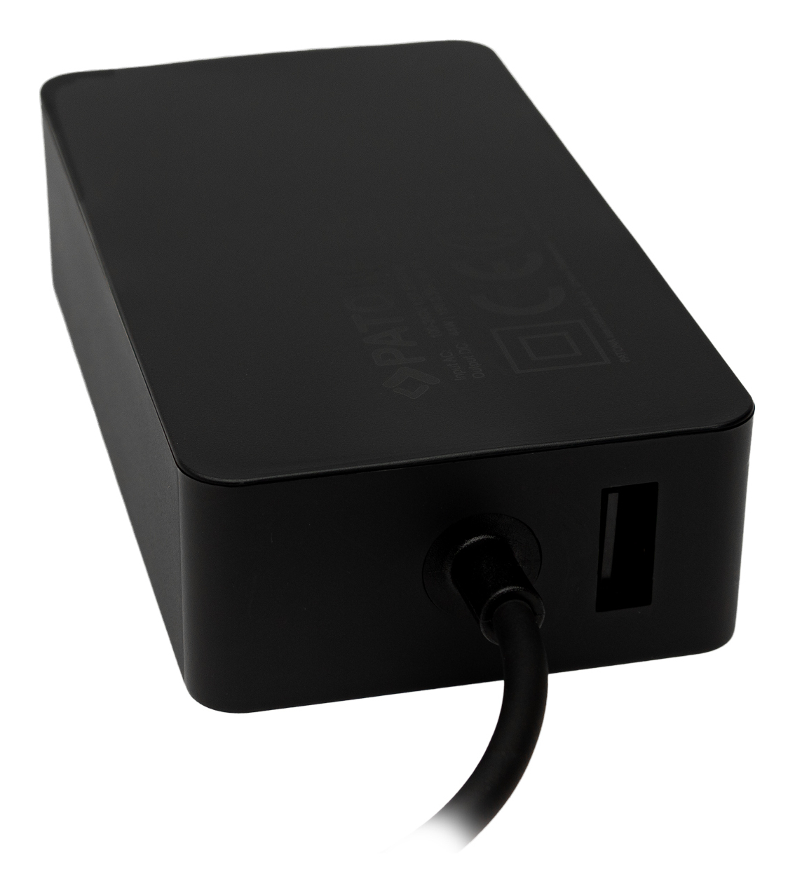 Schwarzer rechteckiger Netzteiladapter mit einem USB-Anschluss und einem Kabel.
