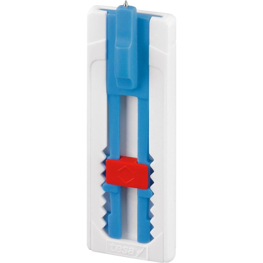 Ein weißer Cutter mit blauen und roten Akzenten, der Tesa-Schriftzug ist sichtbar.