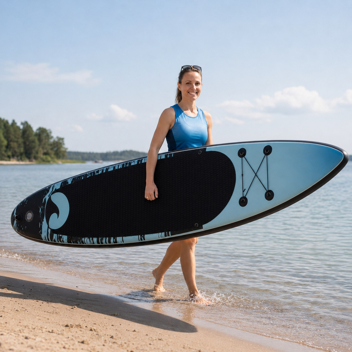 Frau mit Stand-Up-Paddleboard am Strand