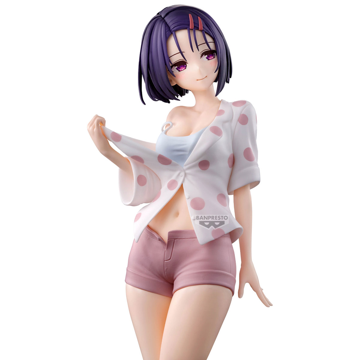 Figura anime di ragazza con capelli viola che indossa camicia a pois rosa e pantaloncini.