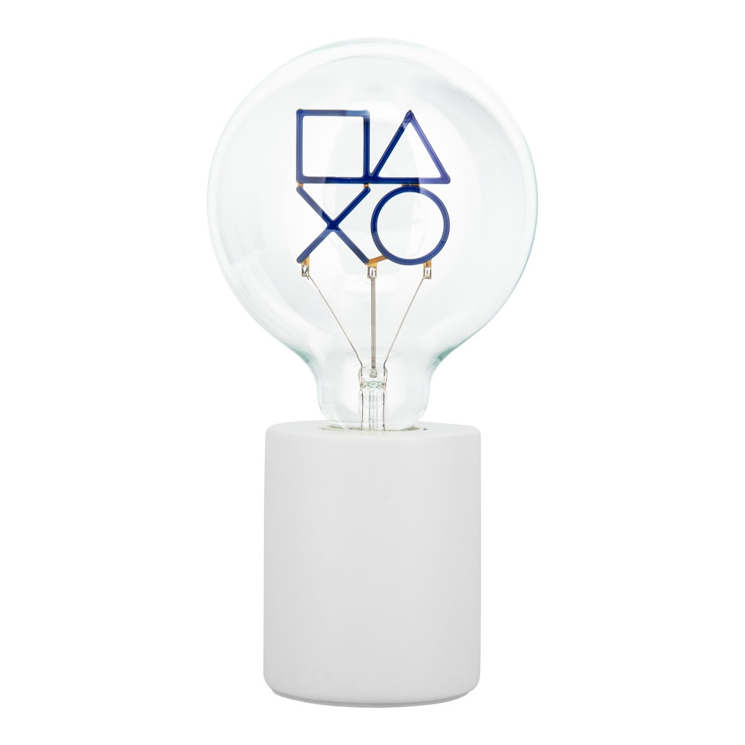 Przezroczysta żarówka z symbolami PlayStation w środku, na białej podstawie.
