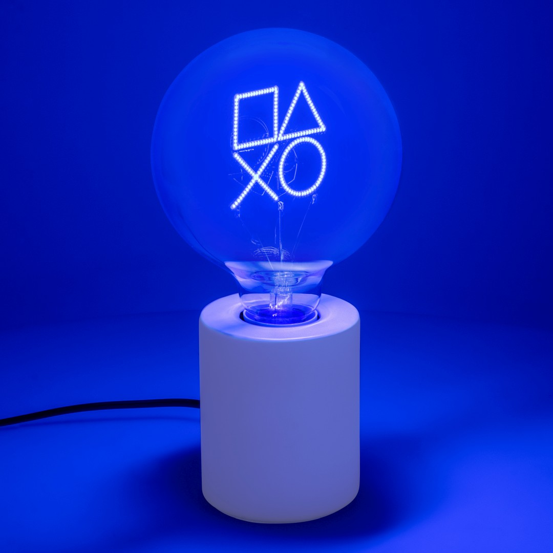 Niebieska żarówka z symbolami PlayStation na białej podstawie na niebieskim tle.