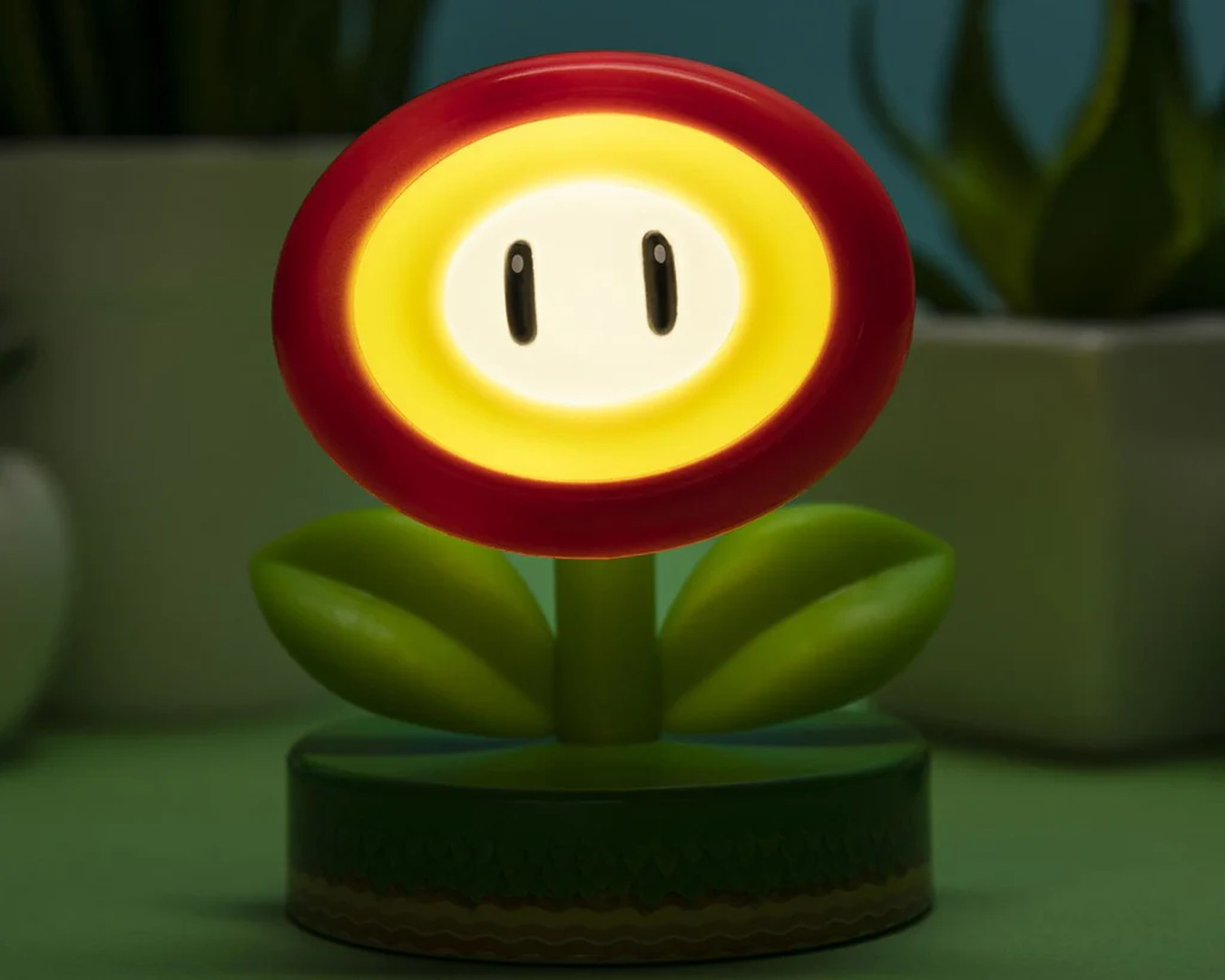 Podświetlana lampa Kwiatek Ognia w stylu Super Mario z czerwonymi płatkami, żółtym środkiem i zielonymi liśćmi.