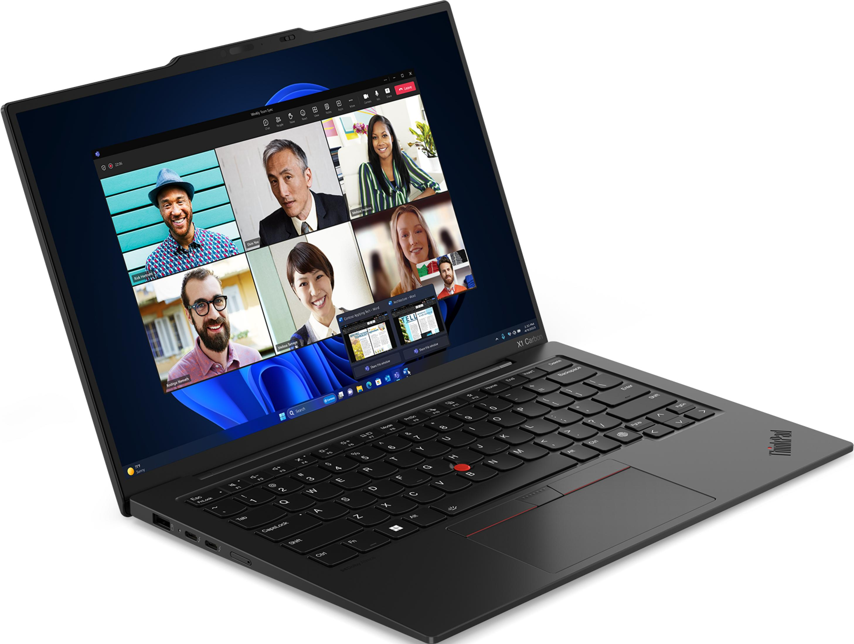Un laptop mostra una videoconferenza con sei persone e due finestre di documenti.