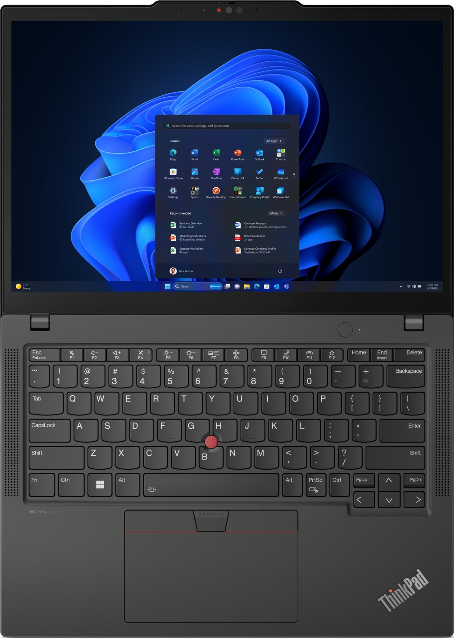 Un laptop aperto che mostra uno sfondo blu e un menu Start.