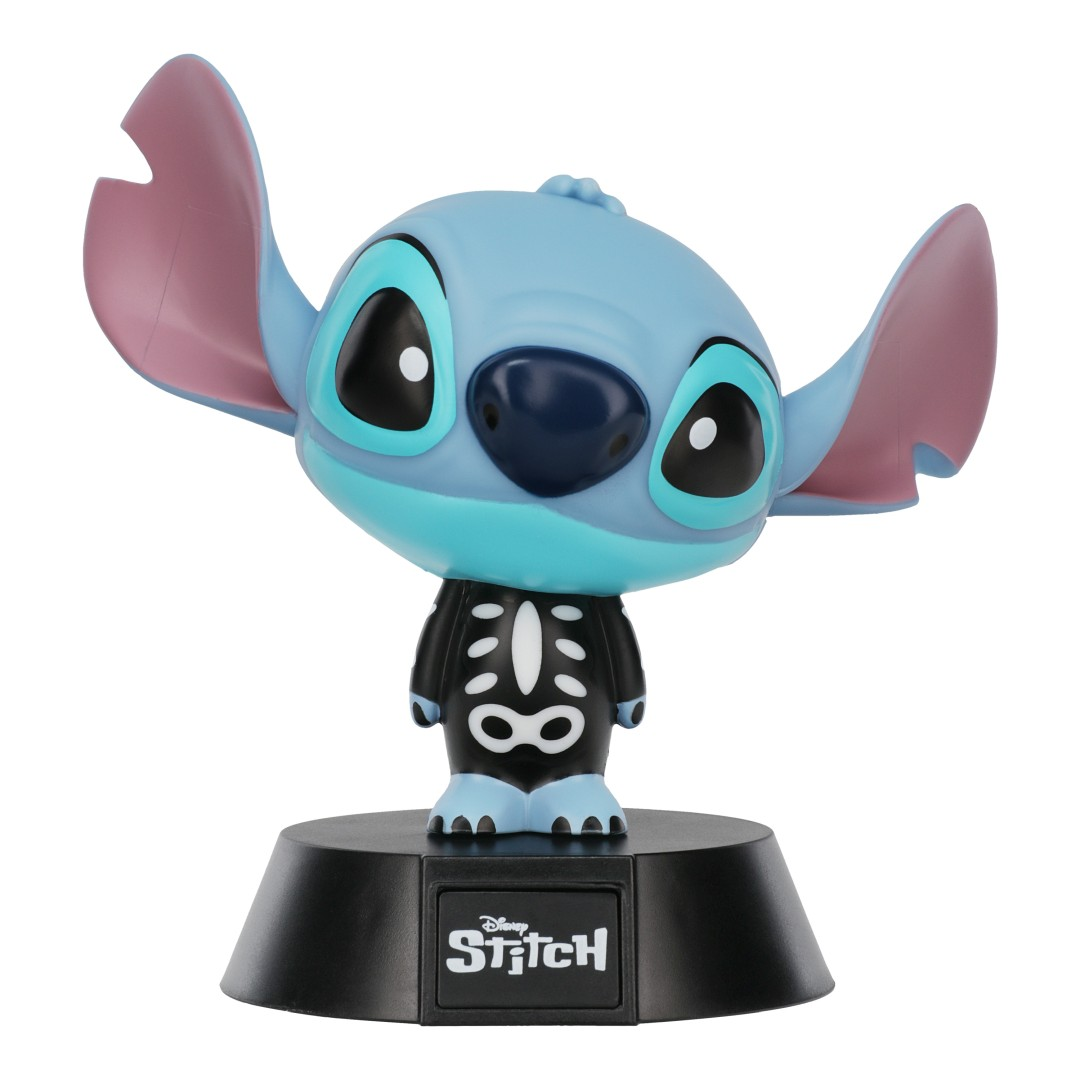 Niebieska figurka Stitcha w stroju szkieletu stoi na czarnej podstawie z logo Disney.