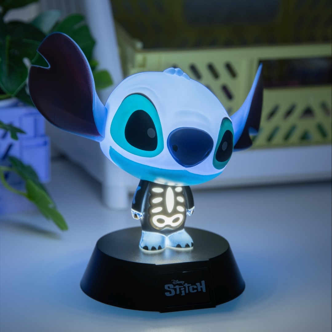 Podświetlana figurka Stitch ze szkieletowym wzorem, świecąca na niebiesko na czarnej podstawie.