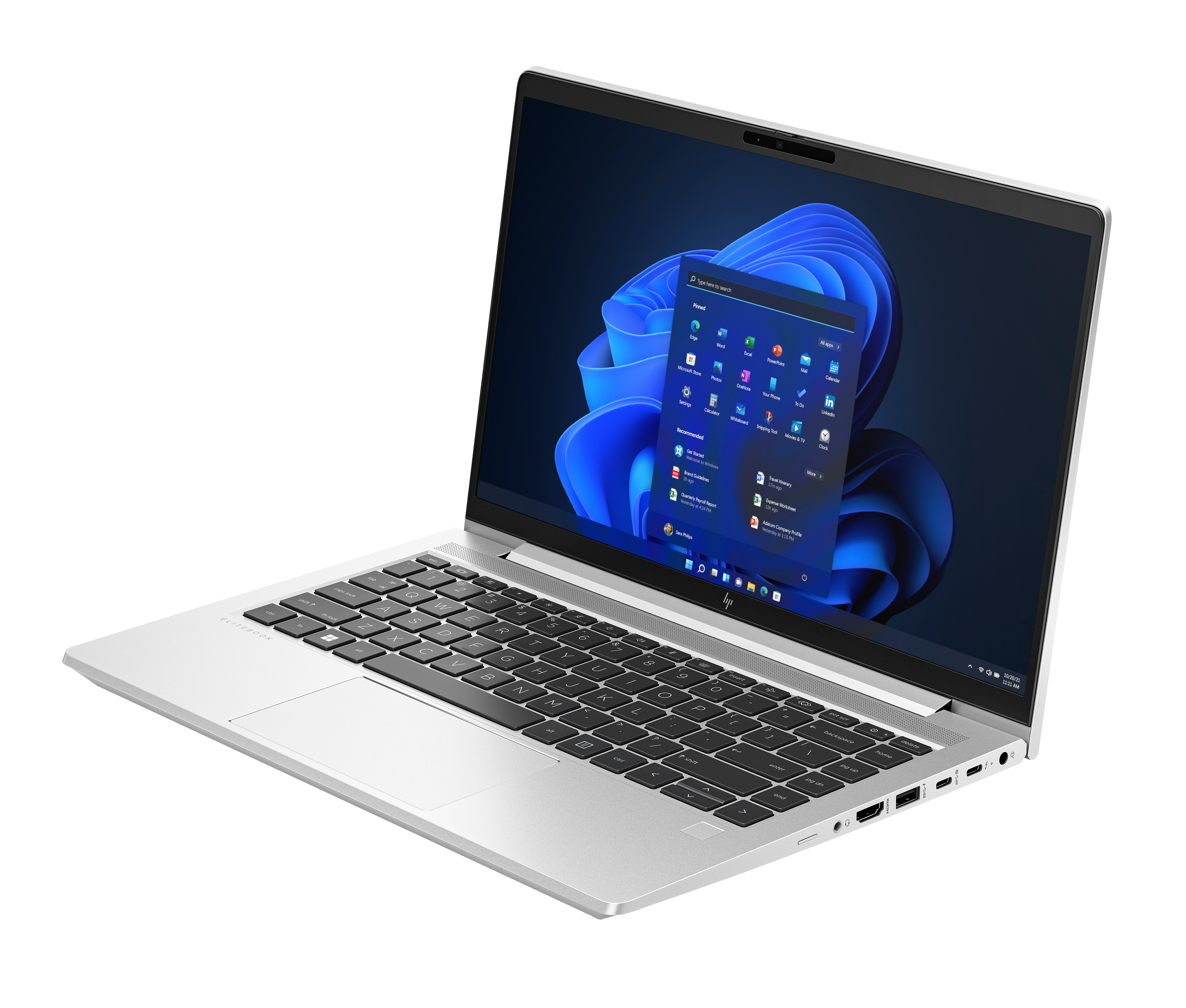 Srebrny laptop z włączonym ekranem, wyświetlający menu Start systemu Windows 11.