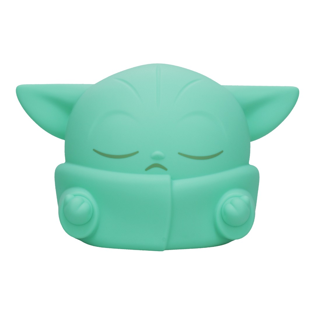 Miętowo-zielona zabawka Baby Yoda z zamkniętymi oczami i uszami, stojąca.