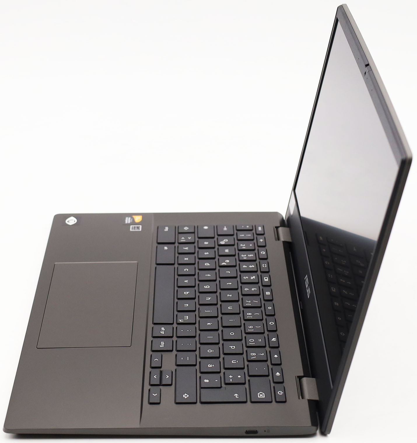 Ein dunkler Laptop ist geöffnet und zeigt die Tastatur und den Bildschirm.
