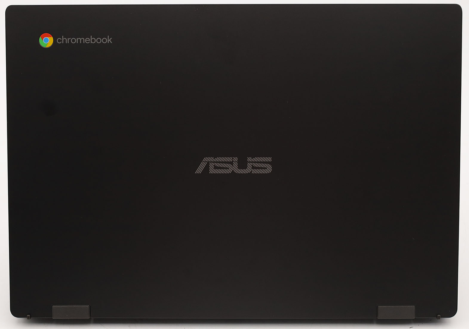 Schwarzer Asus Chromebook Laptop mit reflektierendem Logo und Chromebook-Logo.